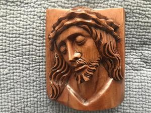 Rostro de cristo tallado en madera