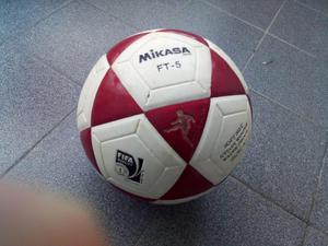Balon de fútbol mikasa original practicamente nuevo