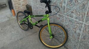 Bicicleta y casco para bicicross