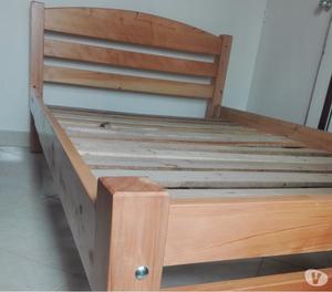 Vendo cama semidoble con mesa de noche en madera
