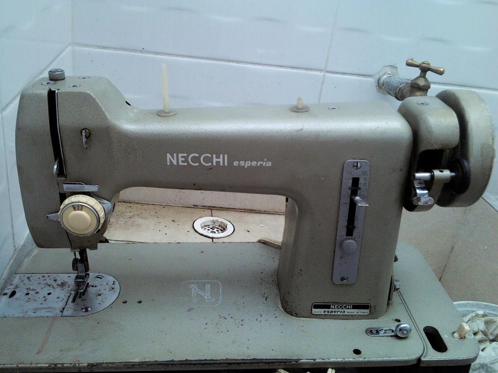 Máquina de coser y bordar italiana Nacchi
