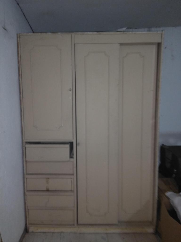 Closet antiguo beich usado