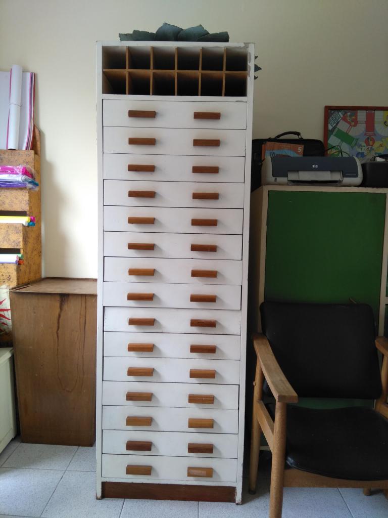 Mueble archivador usado con muchas y amplias gavetas