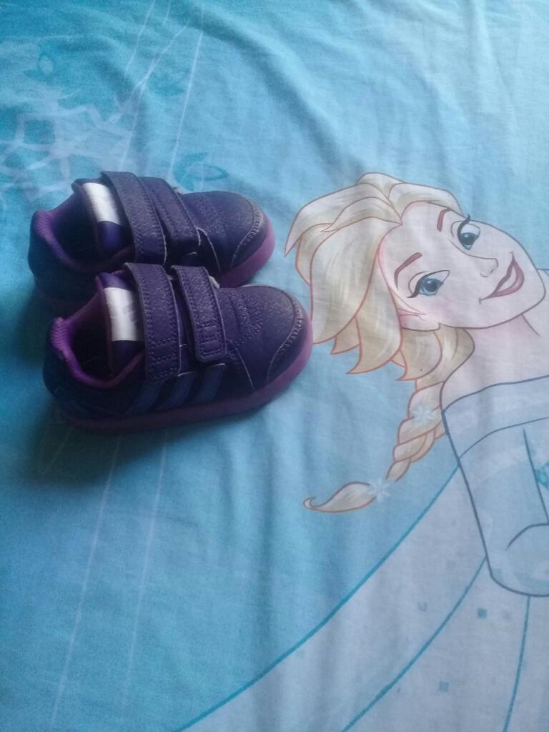 Vendo Zapatillas Adidas Talla 22.5