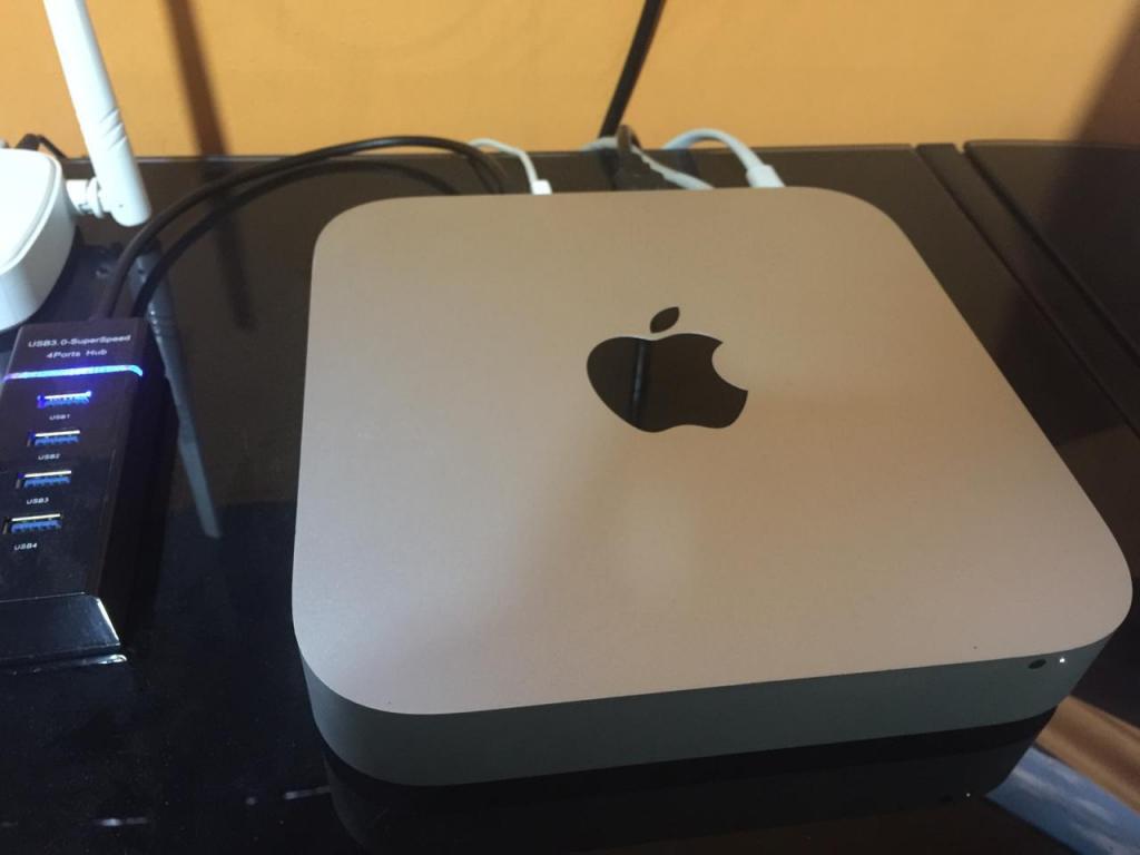 Mac mini Apple Core i5, Ram 8 gigas, disco sólido 256 gigas