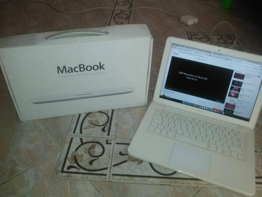 MacBook UniBody A Muy Conservada Con Caja Y Accesorios
