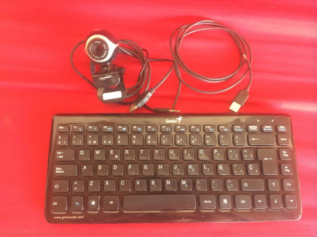 combo teclado pequeño y camara web usados