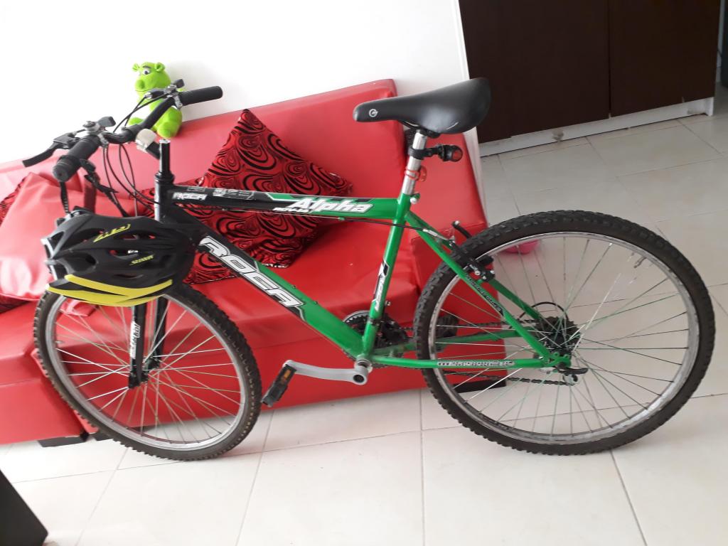 Venta de bicicleta verde sencilla marca rocca con su casco,