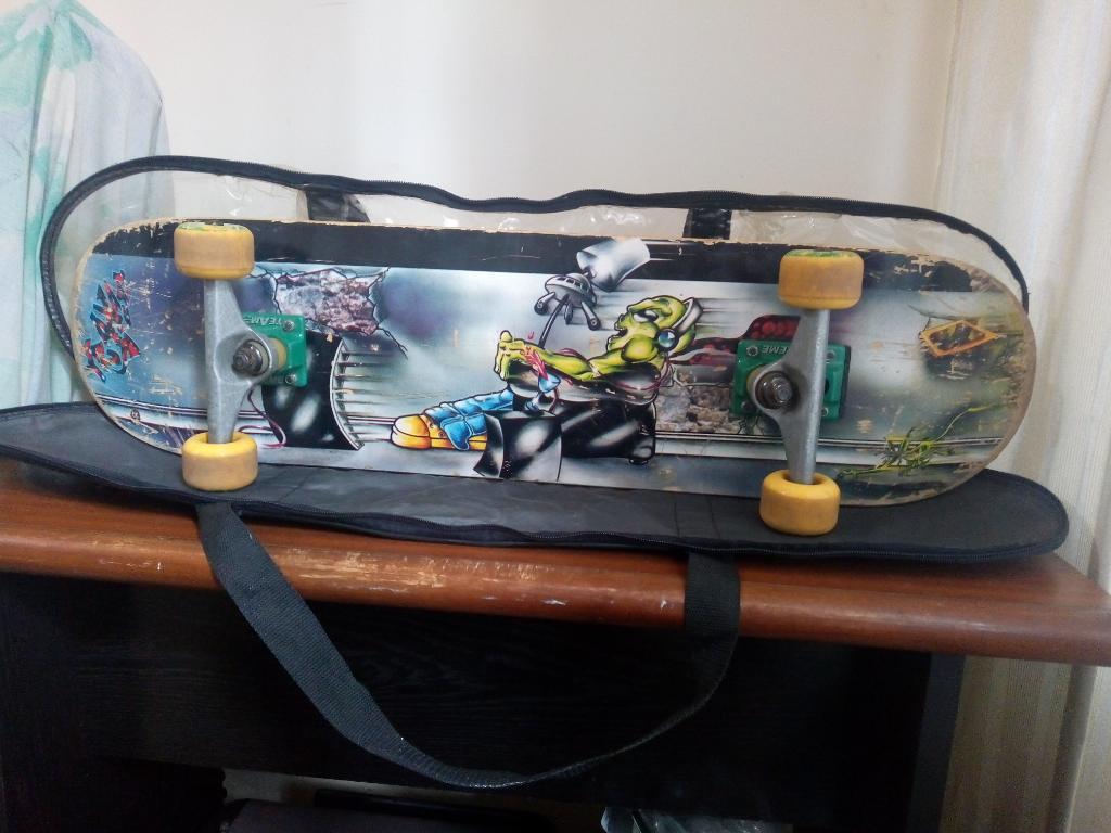 Skateboard Semi Nuevo con Forro