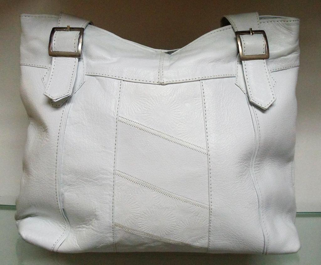 bolso en cuero blanco 24 cm de alto, 31 de largo, 16 cm de