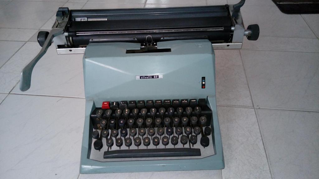 Máquina de escribir Olivetti 82