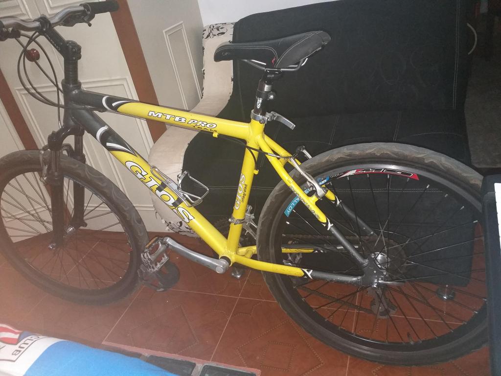 bicicleta incluye accesorios