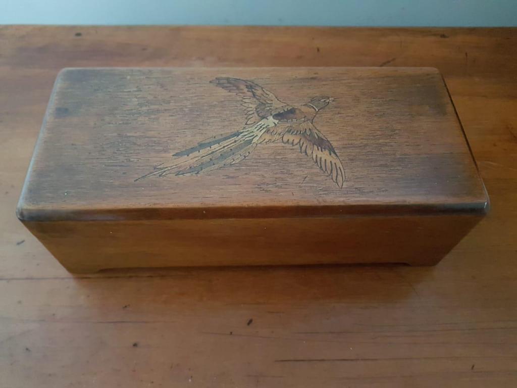 Caja musical antigua en madera repujada y pintada