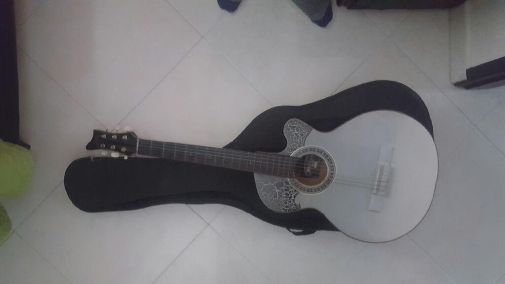 Guitarra Acústica Pequeña