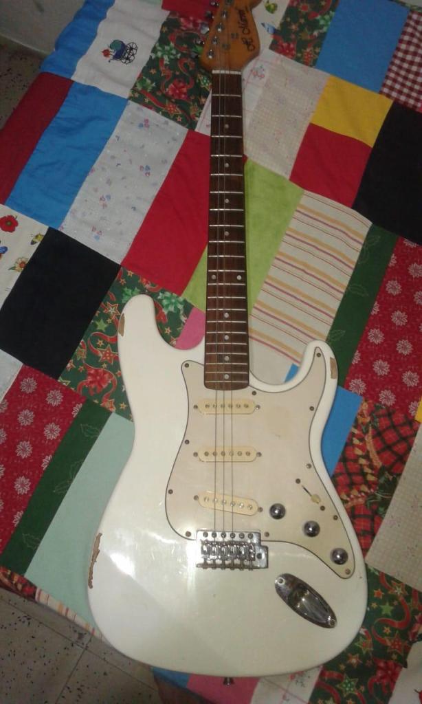 Guitarra eléctrica marca Hank Marvin, 140 mil,
