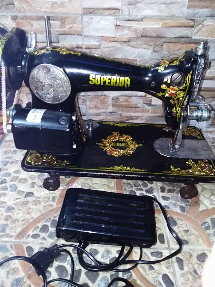 Maquina de coser Superior en perfecto estado con todo