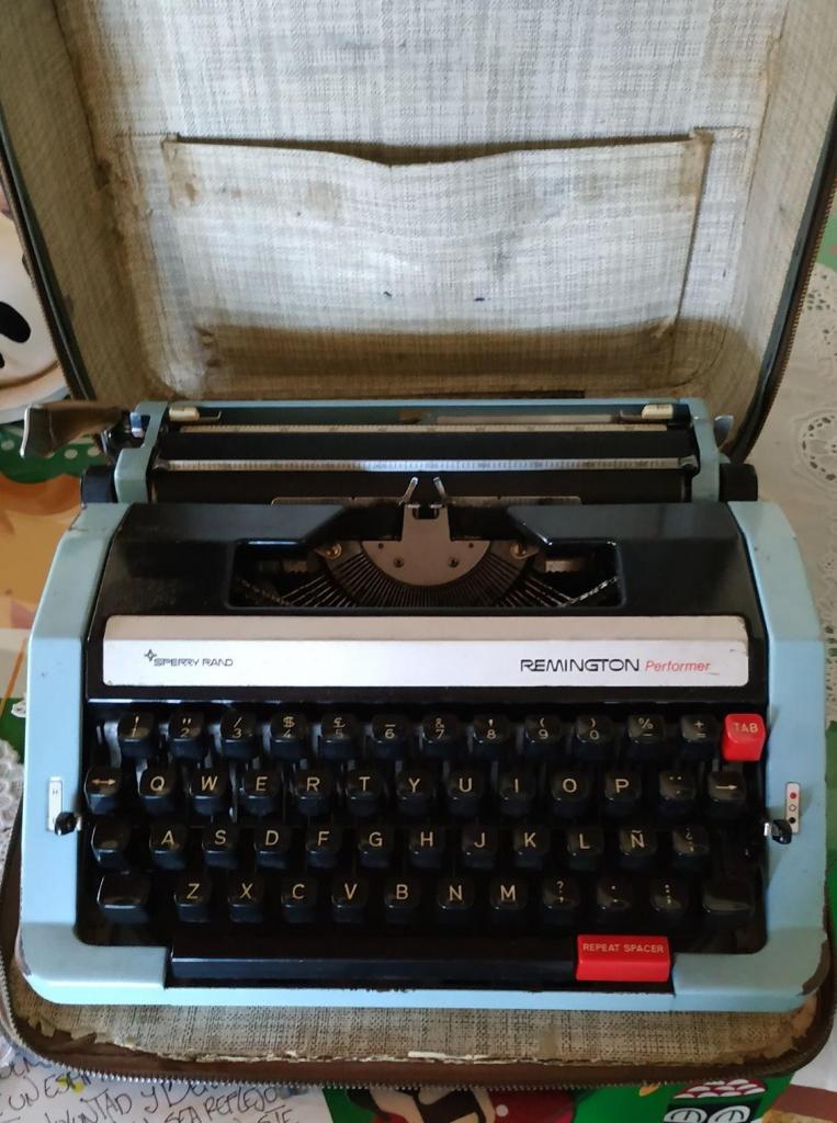 Máquina De Escribir Remington Performer Con Maleta