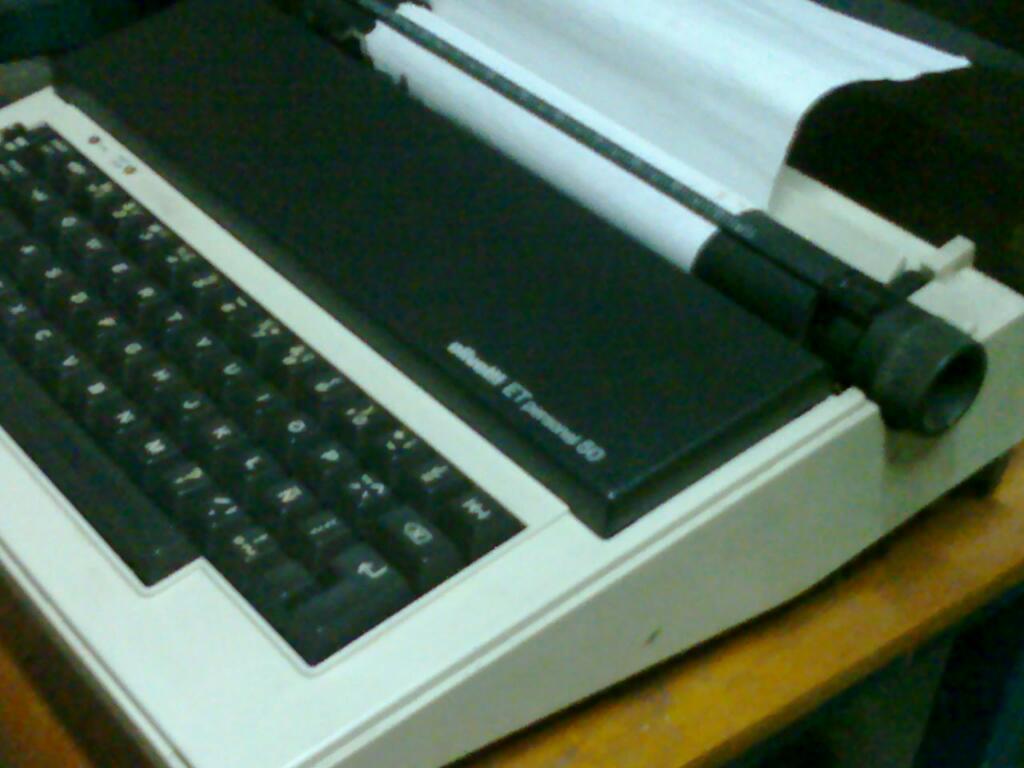 Máquina de escribir marca OLIVETTI