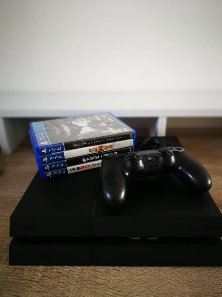 Vendo Ps4 con 4 juegos, usadita