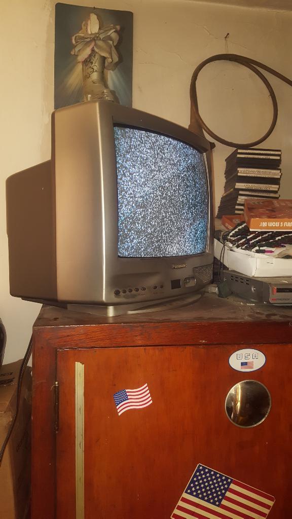 1 Televisor Panasonic 14 Pulgadas