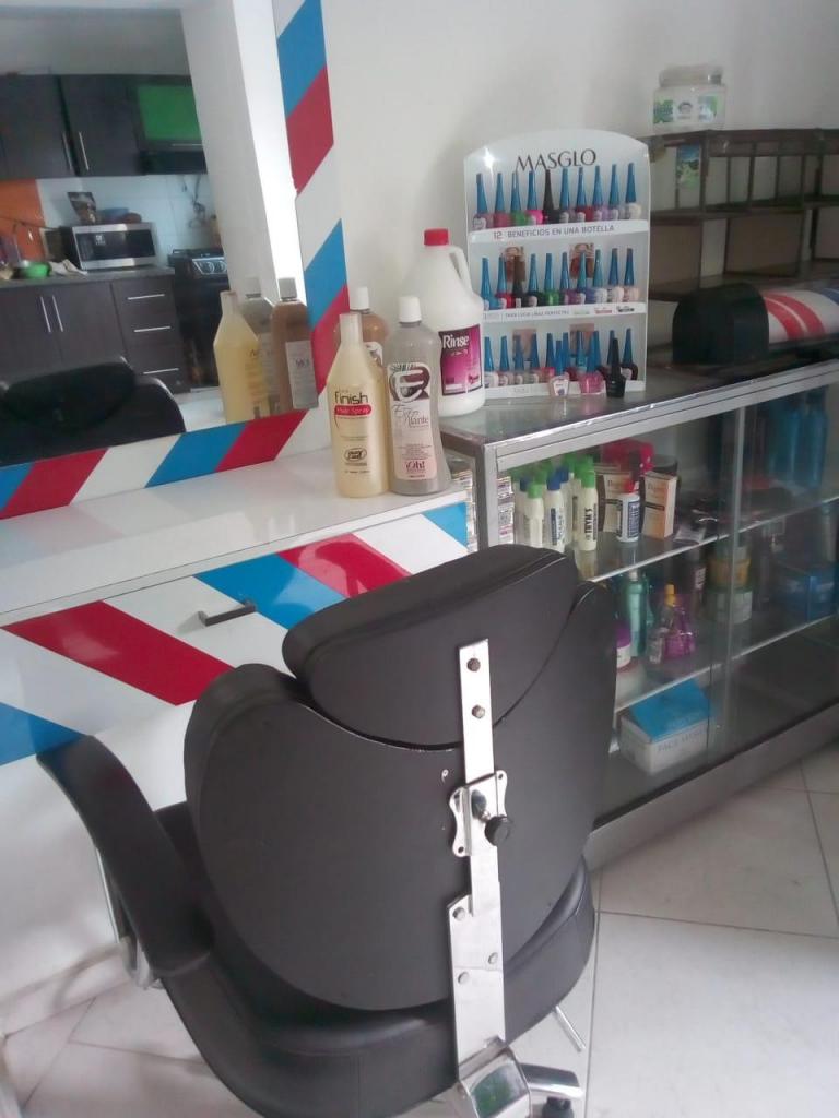 SE VENDE PRODUCTOS DE BELLEZA Y BARBERIA VITRINA Y SILLA