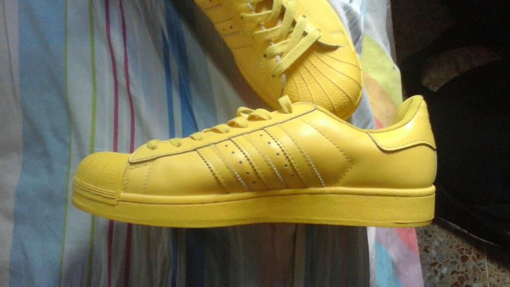 Vendo Zapatos Super Star Color Amarillos