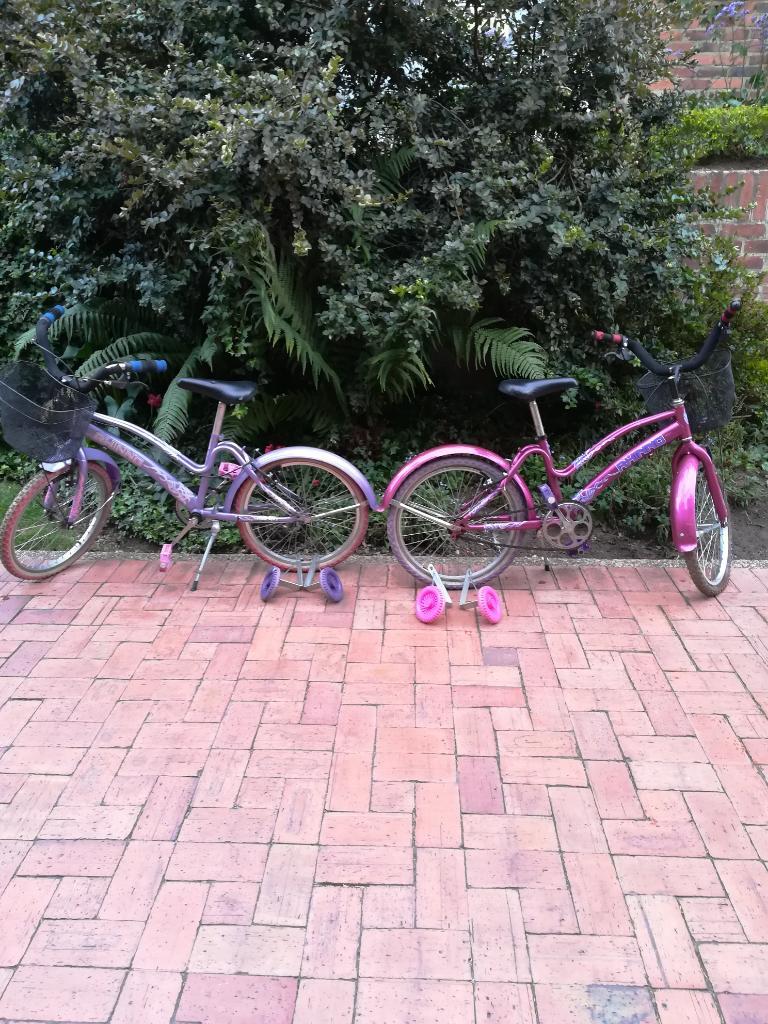 Dos Bicicletas para Niña en Buen Estado.