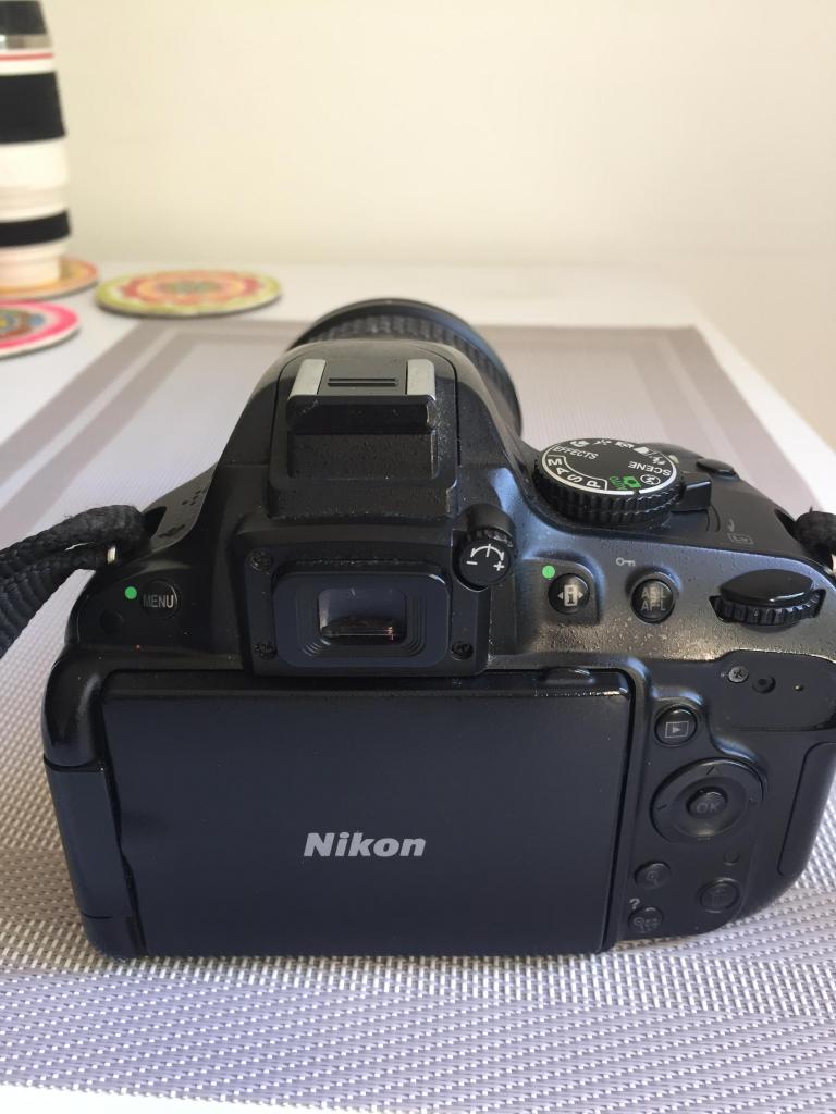 Cámara Reflex Nikon D con Flash