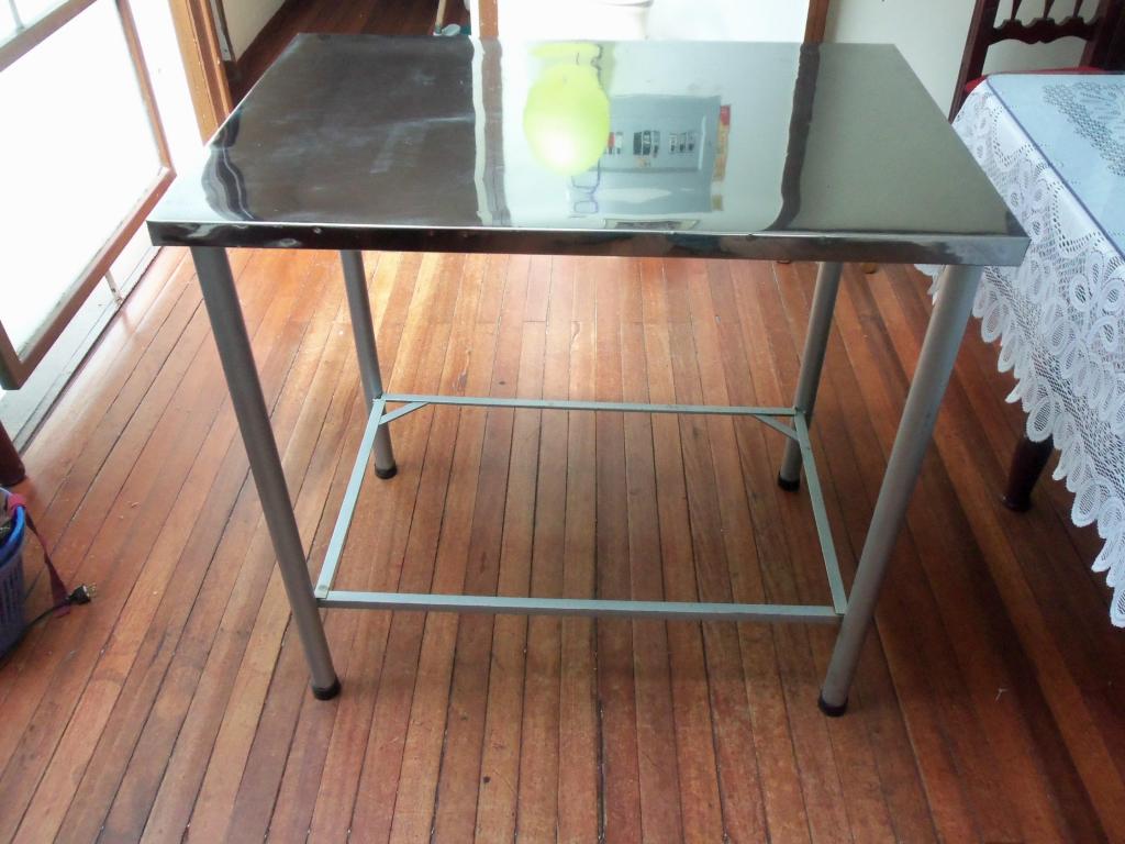 mesa para trabajo en aluminio con base inferior para bandeja