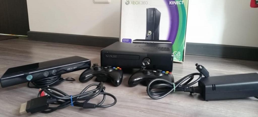 Xbox 360 Slim, Kinect, 2 controles, 2 juegos de Kinect y 1