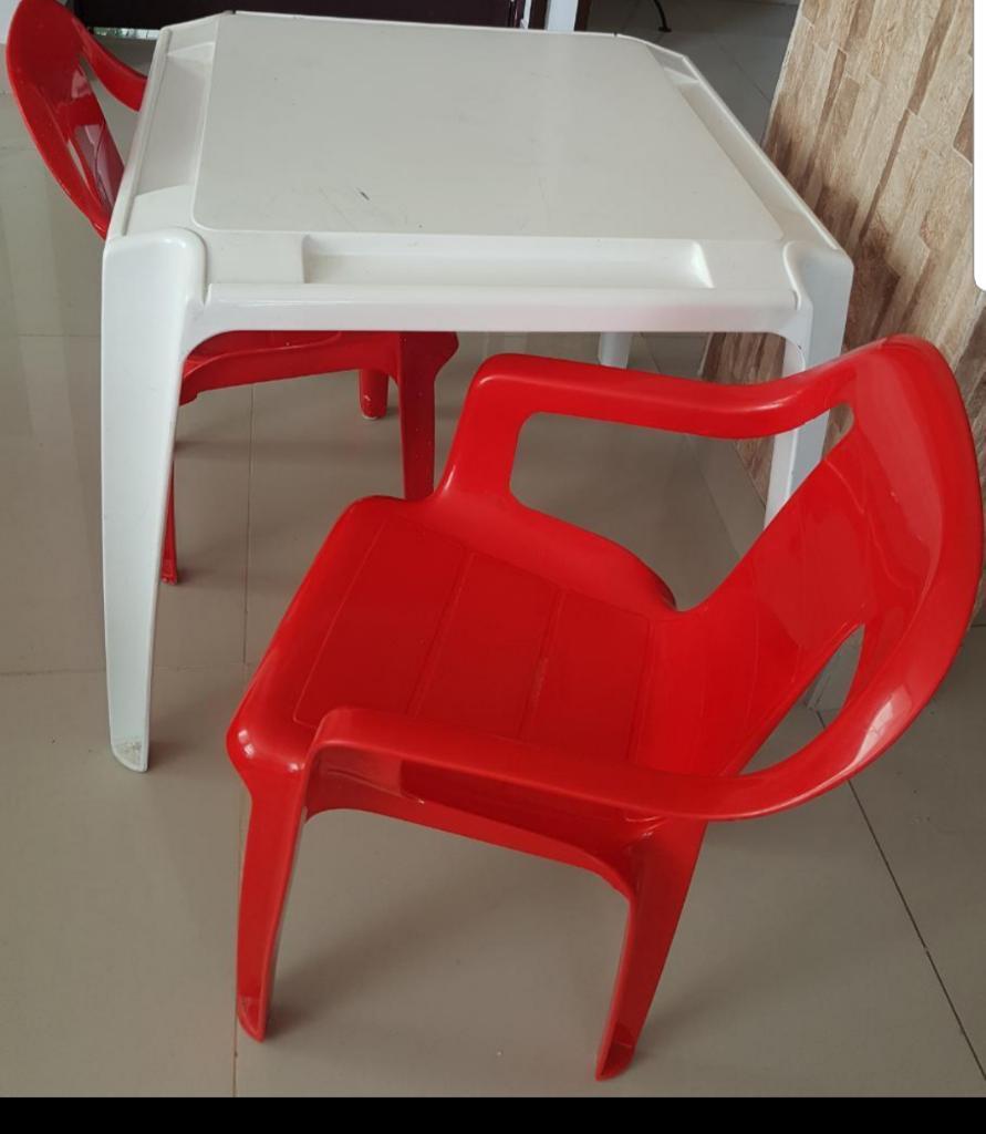 Mesa Plastica con 2 Sillas para Niños