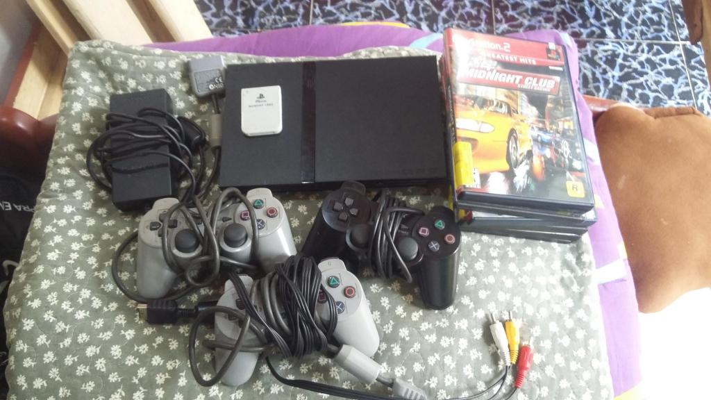 Vendo play 2 cero detalles con 3 controles originale y una