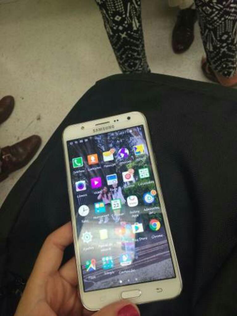 Samsung Galaxy J7 con Cargador Y Todo