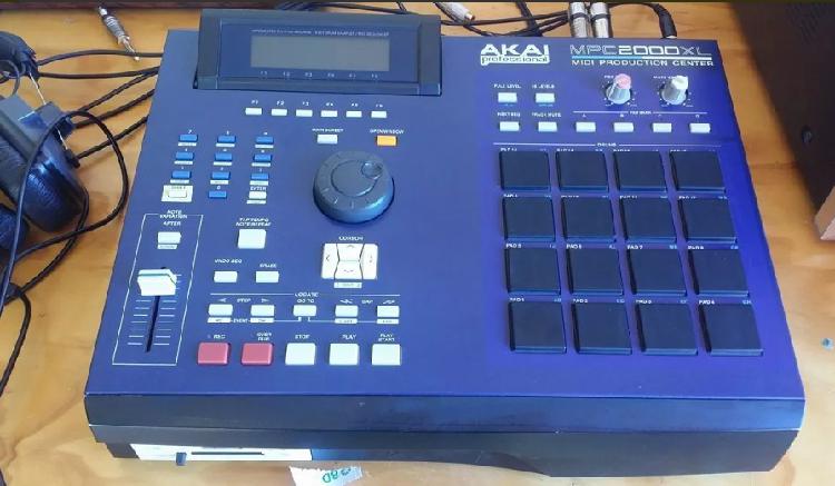 AKAI MPC 2000XL sampler drum machine