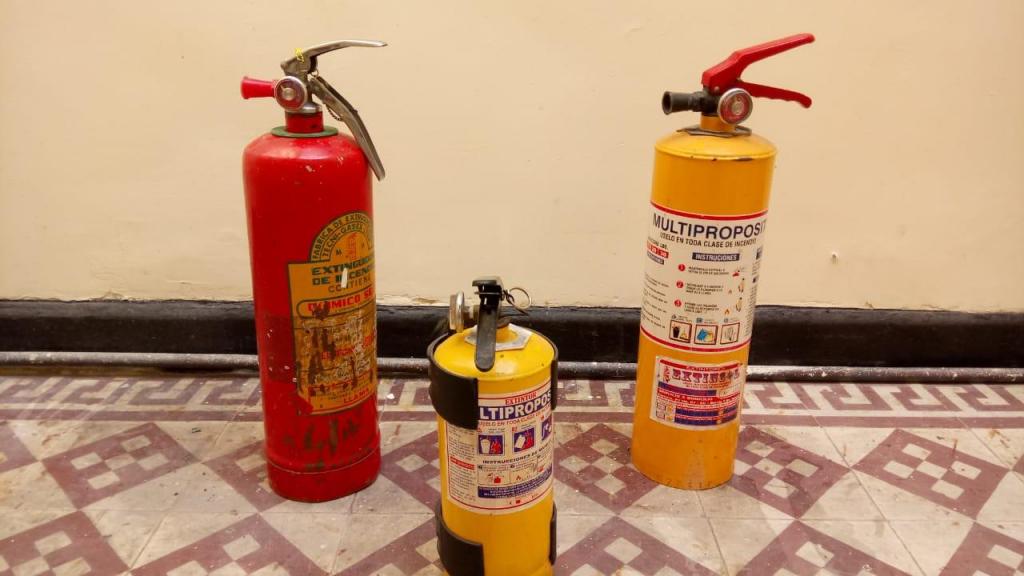 Tres extintores para recargar: 2 de 10 lbs. y uno de 5 lbs.