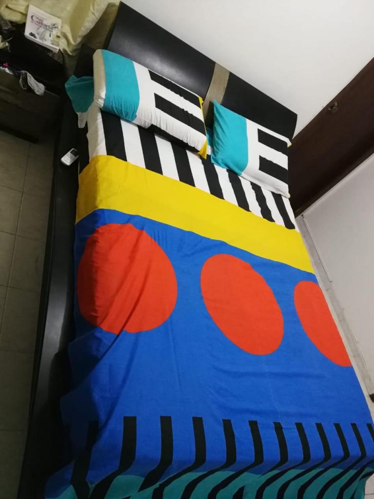 Hermosa Cama Doble Jamar Usada con Juego de Mesas en Venta