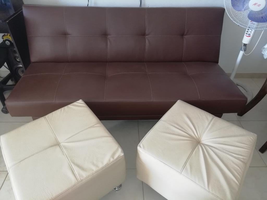 Sofa Cama Más Dos Puff en Cuerina