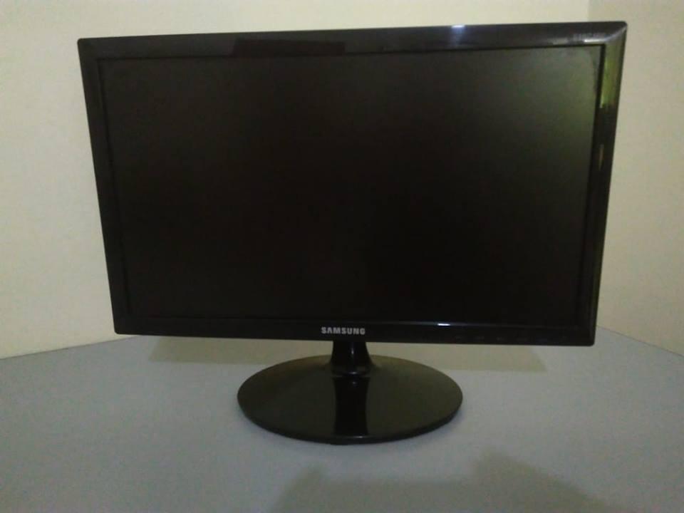 MONITOR LED para pc, 19 PULG...como NUEVO !!