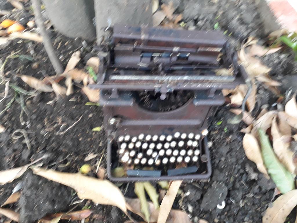 Maquina de Escribir Antigua Y Sillas