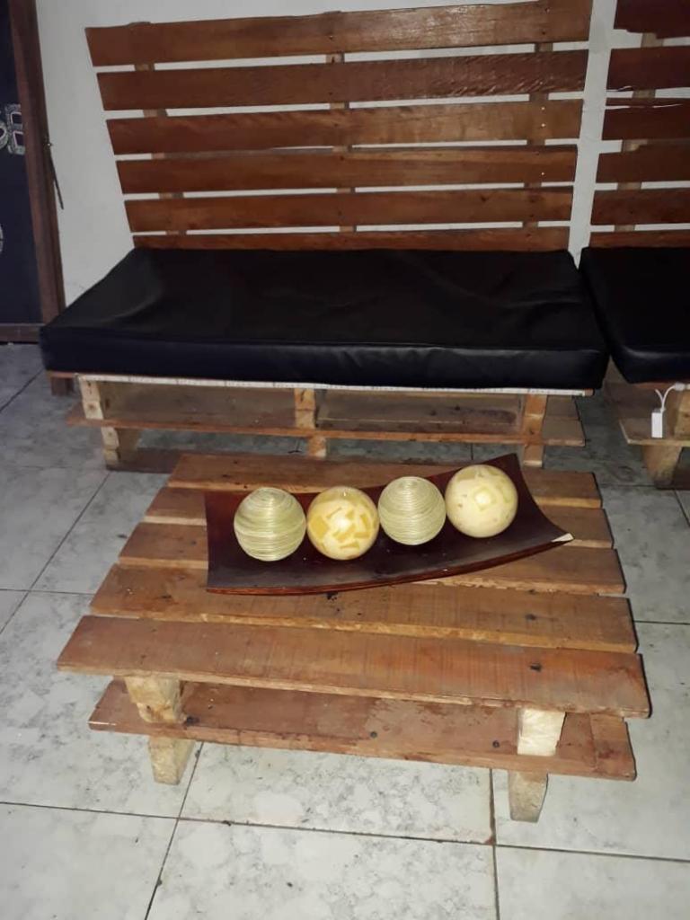Sofá de paleta de madera con mesa C/U
