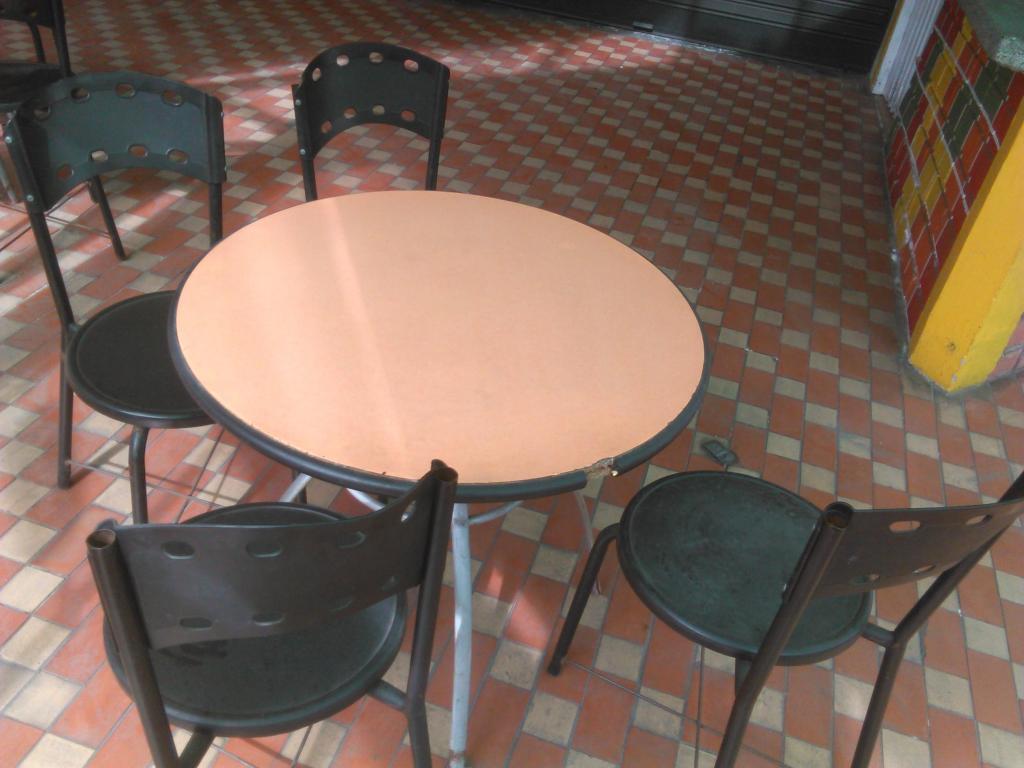 VENDO juegos de mesa con sus sillas y tres mesas