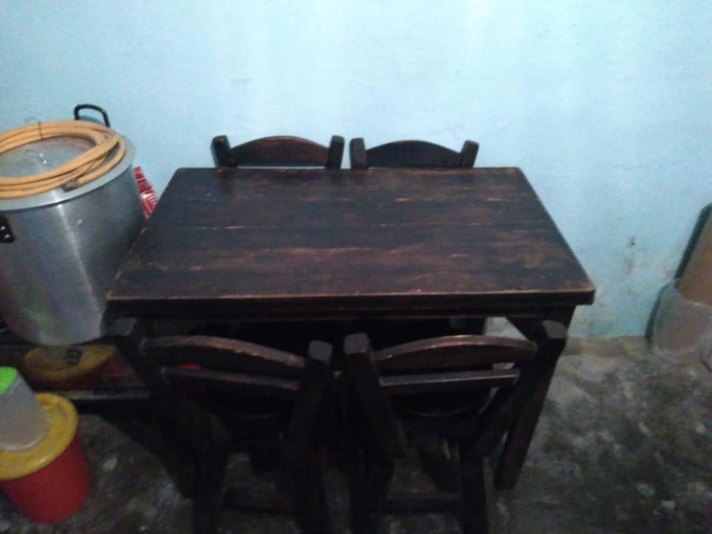 Vendo juego de mesa y 4 sillas en madera