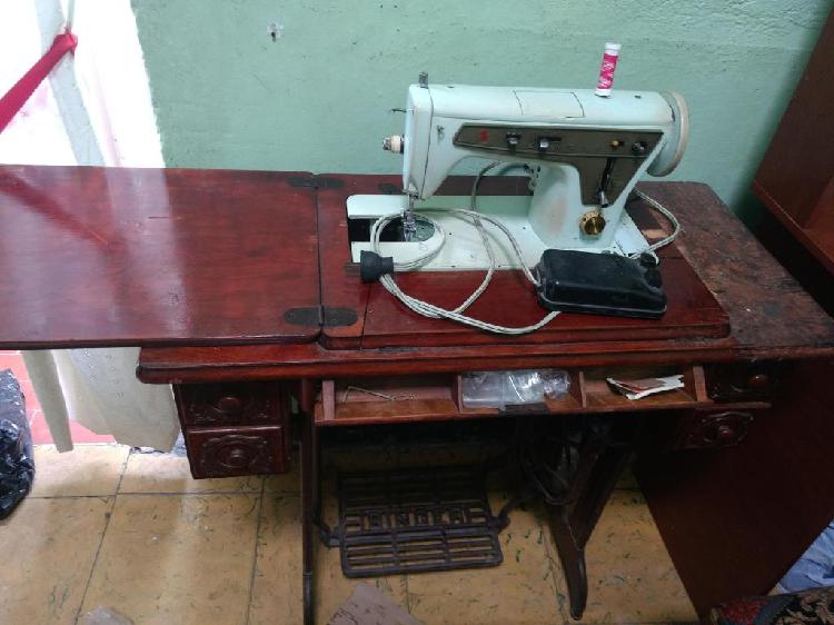 SE VENDE MAQUINA SINGER CON MUEBLE