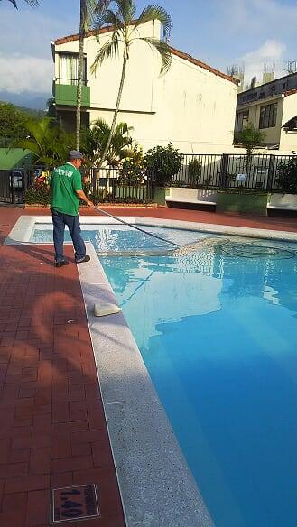 servicios generales aseo jardineria piscinas