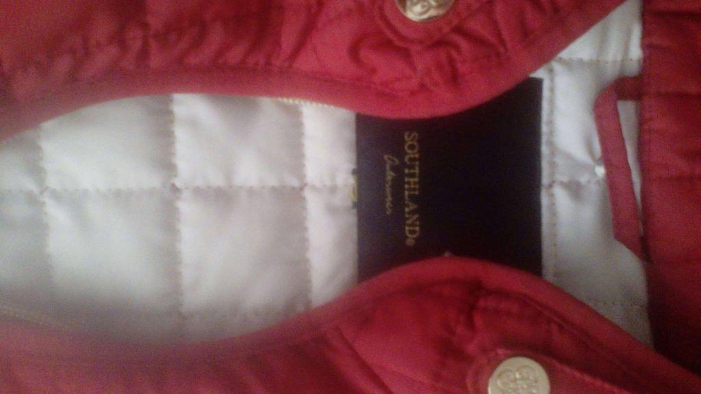 Chaleco rojo Southland con cubierto blanco