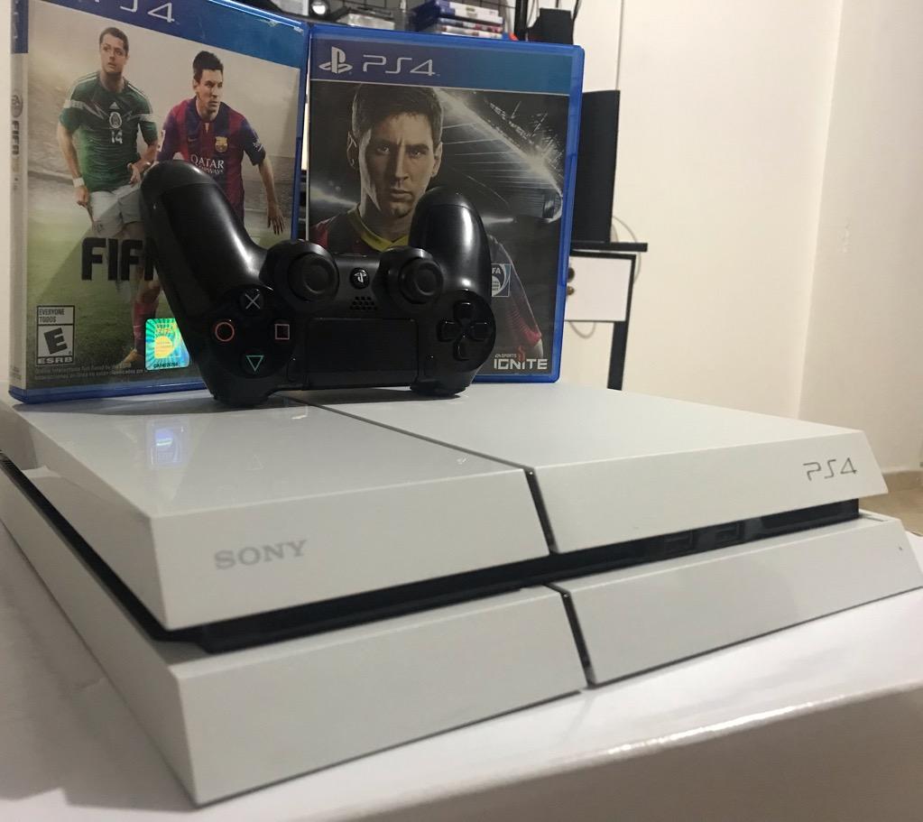 Play4 con plus, 2 juegos físicos y 2 digitales, 1 control.