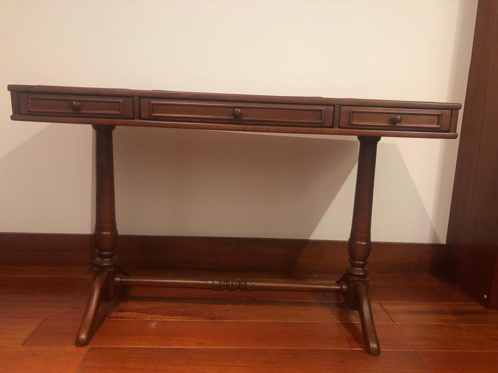 Perfecto estado hermosa mesa clásica escritorio en madera