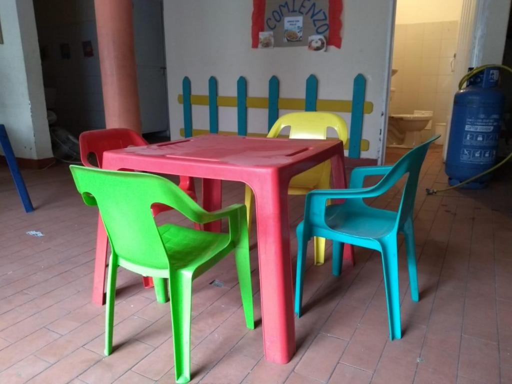 Super ganga! Vendo 40 mesas y 50 sillas colores surtidos.