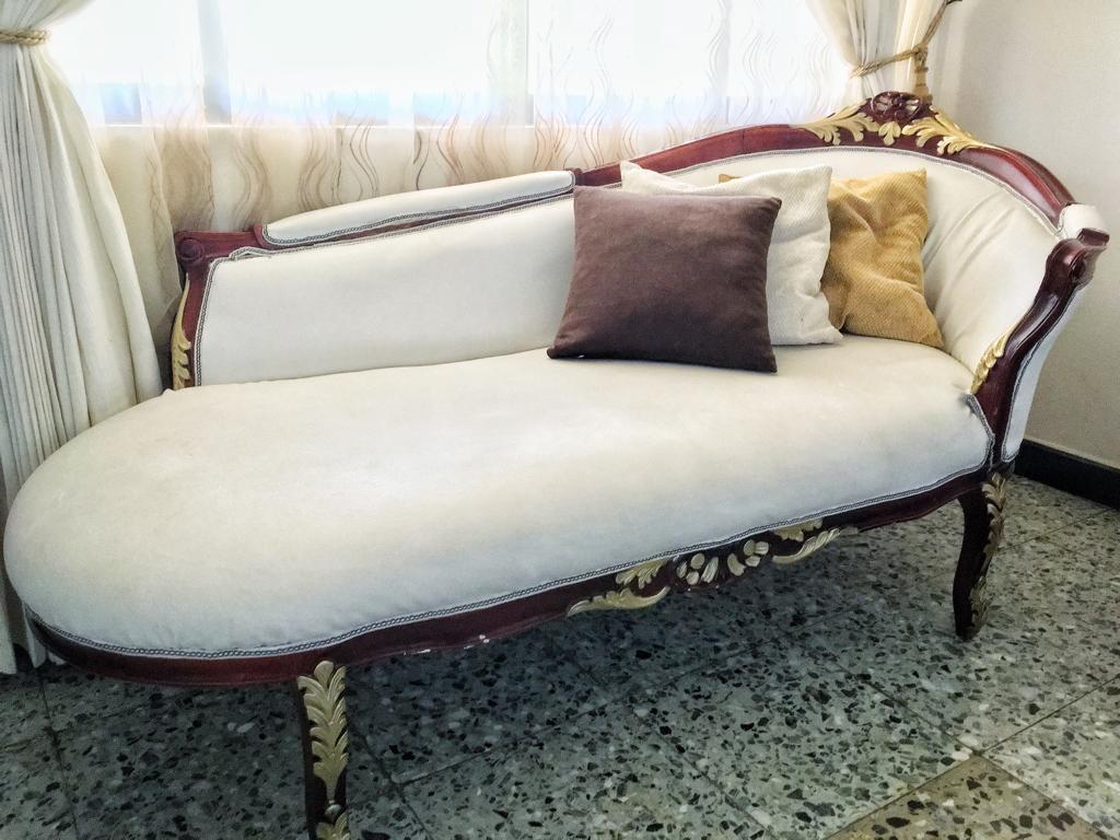 Vendo Sofa Y Mesa