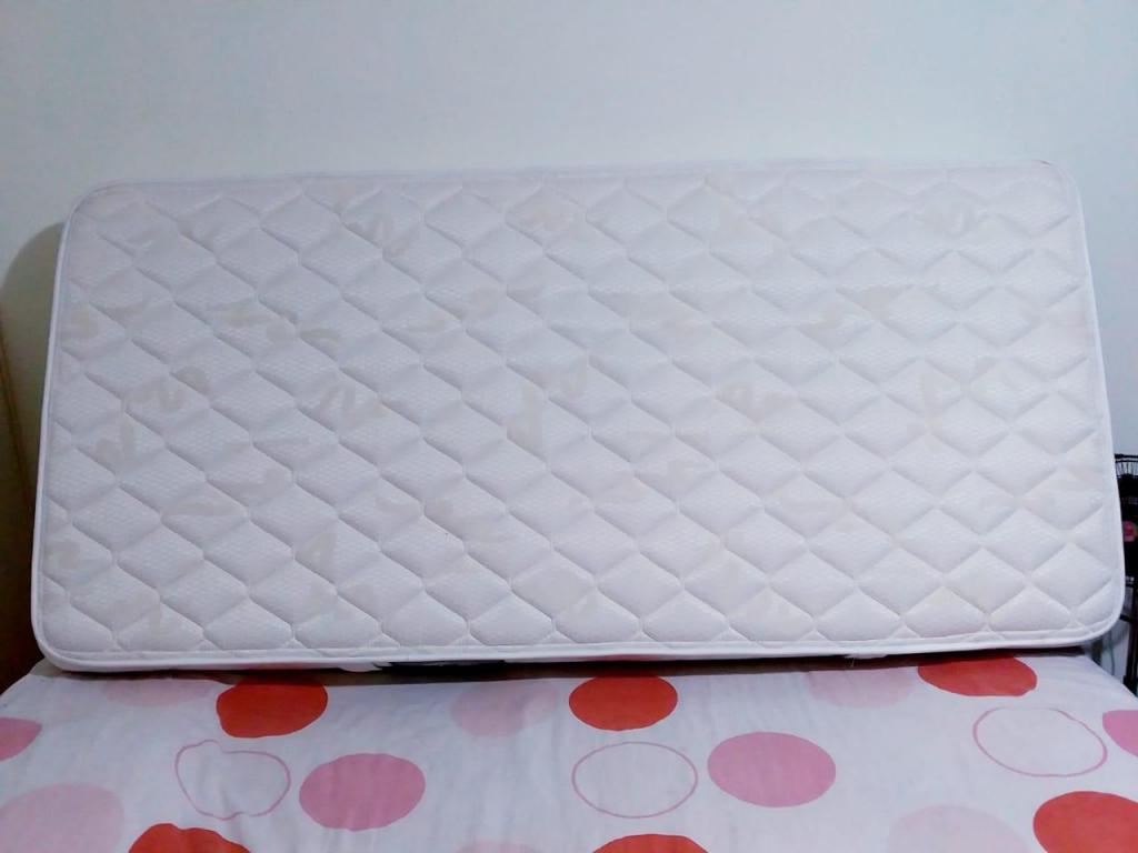 colchón con tendido impermeable